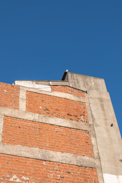 破旧的砖墙，没有抹灰。图片下载
