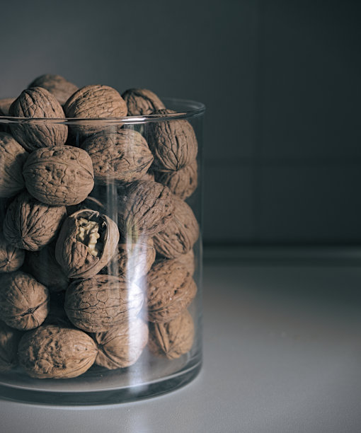 装有坚果的玻璃容器图片下载