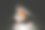 一个5-6岁的男孩晚上在黑暗中盖着毯子，拿着玩具熊看书。图片下载