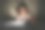 男孩拿着手电筒在家里毯子下看书。图片下载