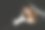 一个5-6岁的男孩晚上在黑暗中盖着毯子，拿着玩具熊看书。图片下载