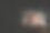 男孩拿着手电筒在家里毯子下看书。图片下载