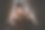 男孩拿着手电筒在家里毯子下看书。图片下载