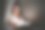 孩子在床上看书。孩子们晚上读书。小男孩卧室里有童话书。幼儿教育。晚上的睡前故事。可爱的孩子在毯子下，黑暗的房间里有灯图片下载