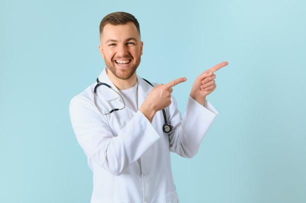 穿着白大褂，戴着手套的男医生，用手指着旁边。在文本空格旁边。蓝色背景上的空白图片下载