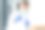 戴着蓝色手套的医生拿着装有疫苗的瓶子。特写镜头。医学和保健概念图片下载