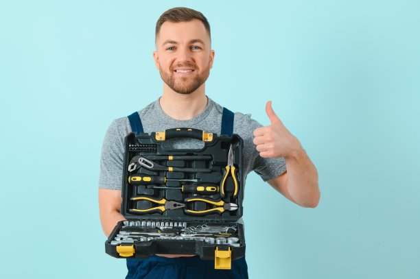 工匠或电工在孤立的蓝色背景下竖起大拇指的手势图片下载