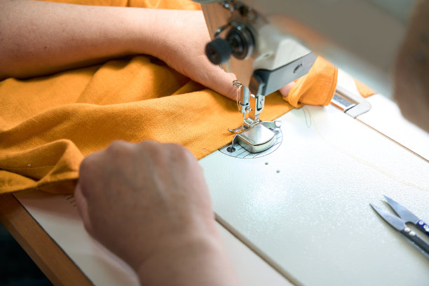 工作场所的女裁缝在缝纫机上涂鸦图片下载