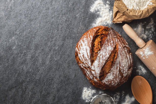 俯视图整条新鲜的自制面包在面包店的桌子上图片下载