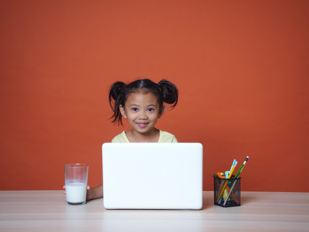 小女孩在家用笔记本电脑上网学习图片下载