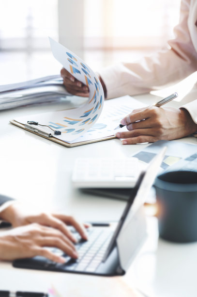 商务人士在办公室工作，用平板电脑和文档，做财务报告规划分析，商业计划投资，财务分析概念。图片下载