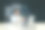 一名亚洲男子正在进行一场在线商务会议。坐在笔记本电脑前鼓掌图片下载
