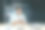 一个年轻的亚洲商人坐在办公室里，拿着电话，打信息，读新闻图片下载