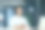 一个年轻的亚洲男人在办公室里戴着耳机，听着手机里的音乐图片下载