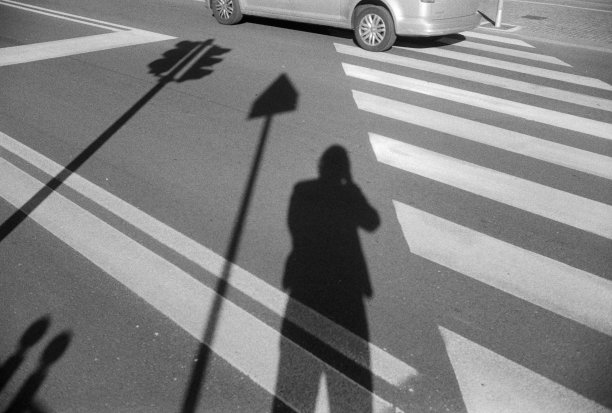 街道上的阴影和几何形状图片下载