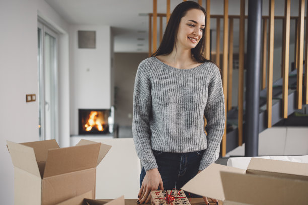 一位妇女用纸板箱包装圣诞礼物图片下载