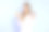 穿着毛衣的女人展示了甜美的巧克力棒和新鲜的苹果图片下载