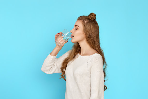 美女用玻璃杯喝水图片下载