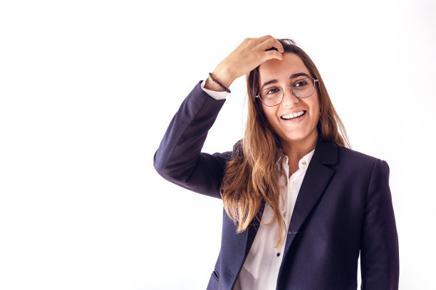 年轻的女商人在西装梳理她的头发与她的手与白色背景。图片下载