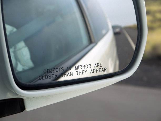 镜子里的物体比汽车镜子上的物体更近图片下载