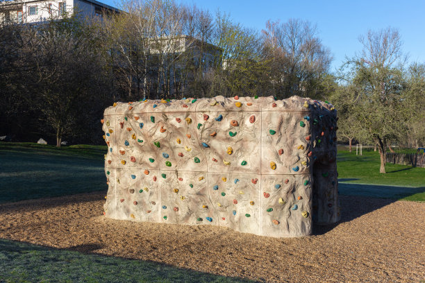 在公园里用手、脚和绳子做的攀爬抱石运动图片下载