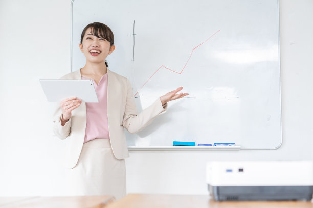 正在做演示的女商人图片下载