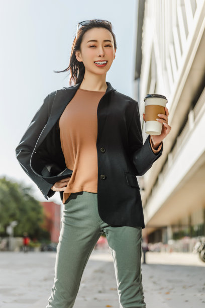 成功的女经理站在城市的大街上。图片下载