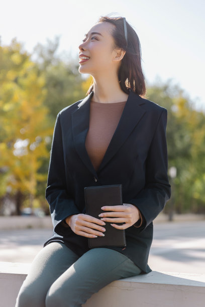 成功的女经理走在城市的街道上。图片下载