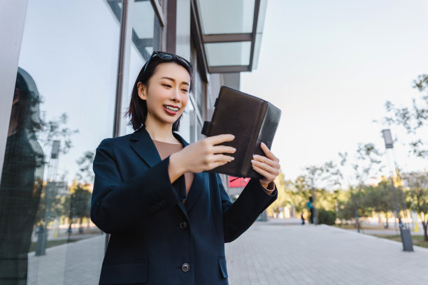 成功的女经理走在城市的街道上。图片下载