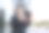 成功的女经理走在城市的街道上。图片下载
