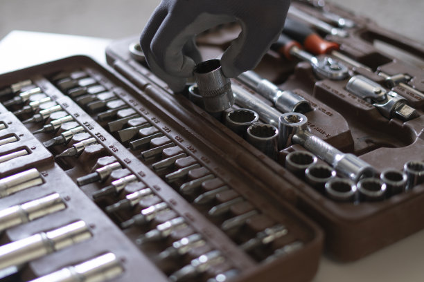 专业人员从工具箱中取出工具图片下载