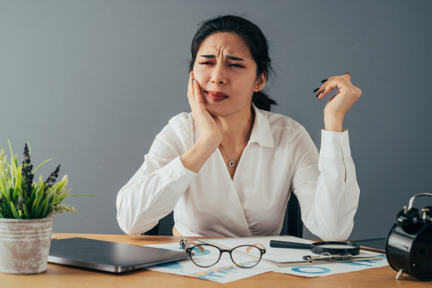 牙痛的女商人或上班族图片下载
