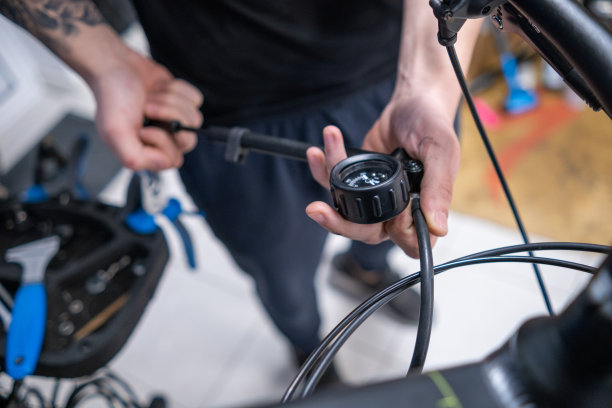 一个机械师在修理自行车。图片下载