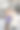 两个迷人的年轻女子站在城市的街道上，用手机自拍。图片下载
