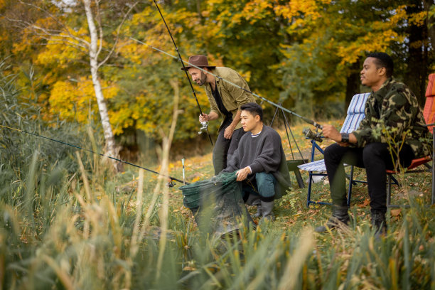 愉快的男性朋友在大自然中休息和钓鱼图片下载