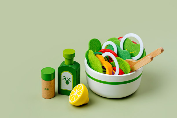 碗沙拉。木制水果和蔬菜的游戏设置。益智玩具。可爱的孩子在厨房玩玩具。健康食品的概念图片下载