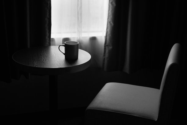 一张放在窗边桌子上的杯子的照片图片下载