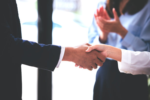 图片牵手商务合作伙伴，约定买卖房地产，洽谈国际创业投资合同，洽谈愿景，投资谋利图片下载