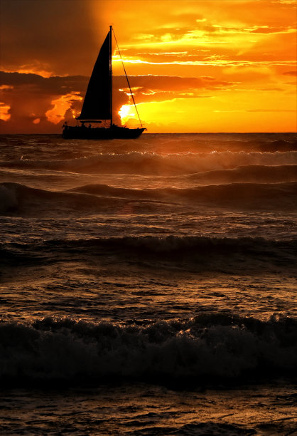 剪影帆船和戏剧性的海景在日落图片下载