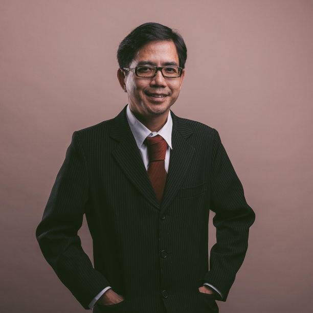 亚洲商人的肖像，看着相机。微笑和大笑。图片下载