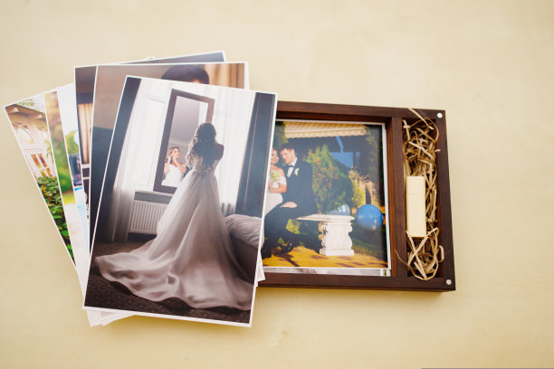 打印的结婚照和一个装有u盘的木箱。图片下载