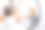 脱发的问题。一个男人拿着理发器在浴室里挑剔地看着镜子。图片下载