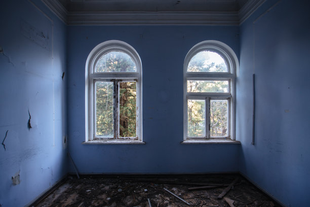 旧被遗忘的废弃房子内部图片下载