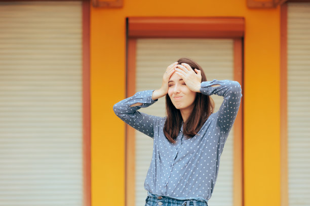 压力大的女人头痛，不知所措图片下载
