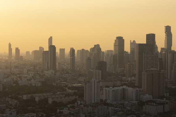 在泰国曼谷，办公楼与日落的景观。泰国首都的城市景观在晚上。图片下载