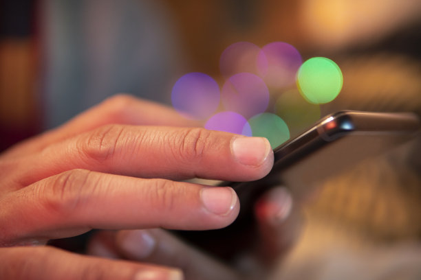 男子使用智能手机的手的特写图像。图片下载