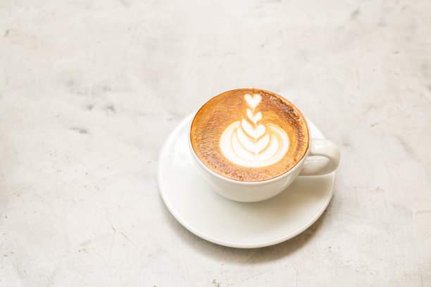 热拿铁咖啡与陶瓷杯拉花艺术的顶视图图片下载