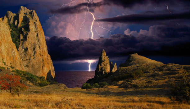 克里米亚黑海上空的雷雨和彩虹。图片下载