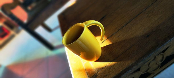 黄色咖啡杯放在木桌上，和家人一起享受傍晚的时光图片下载