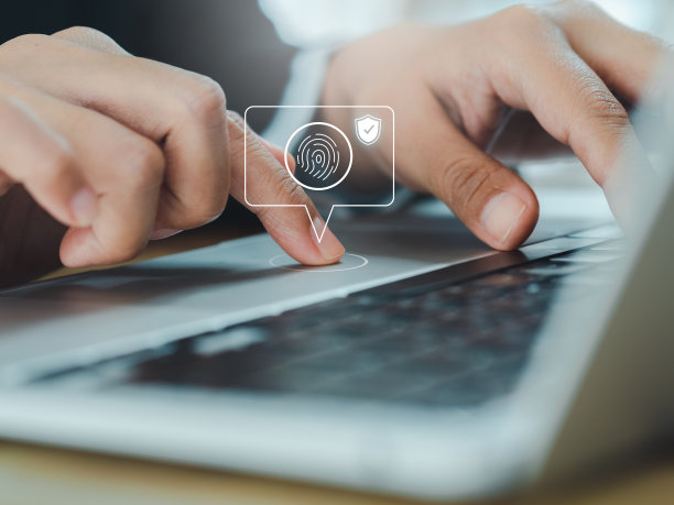 语音气泡中带有安全防护的指纹图标，商务人士在笔记本电脑触摸板上进行指纹扫描，使用生物识别登录。网络安全技术。图片下载